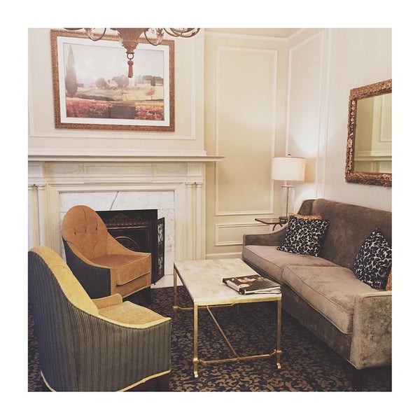 Foto diambil di Hampton Inn &amp; Suites oleh Natalie C. pada 4/17/2015