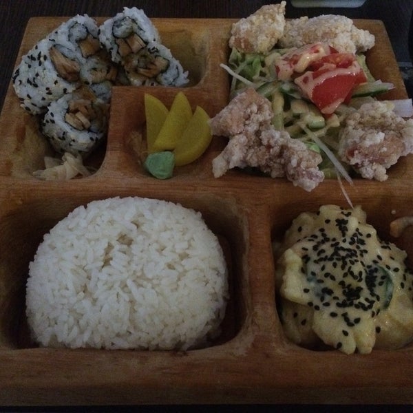 Das Foto wurde bei Bambuszliget Japán Étterem &amp; Sushi Bár von Julia S. am 12/11/2015 aufgenommen
