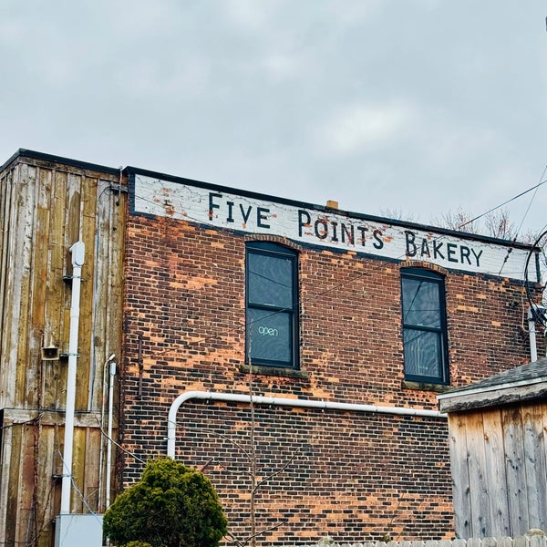 Foto scattata a Five Points Bakery &amp; Toast Cafe da M il 3/3/2024
