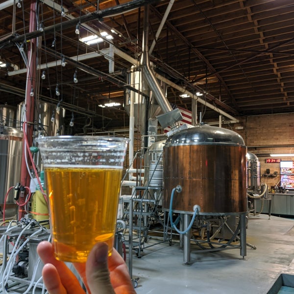 Foto diambil di Sugar Creek Brewing Company oleh Andrew S. pada 11/13/2019