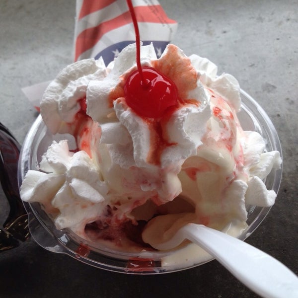 Photo taken at Whit&#39;s Frozen Custard by Mary V. on 8/11/2014