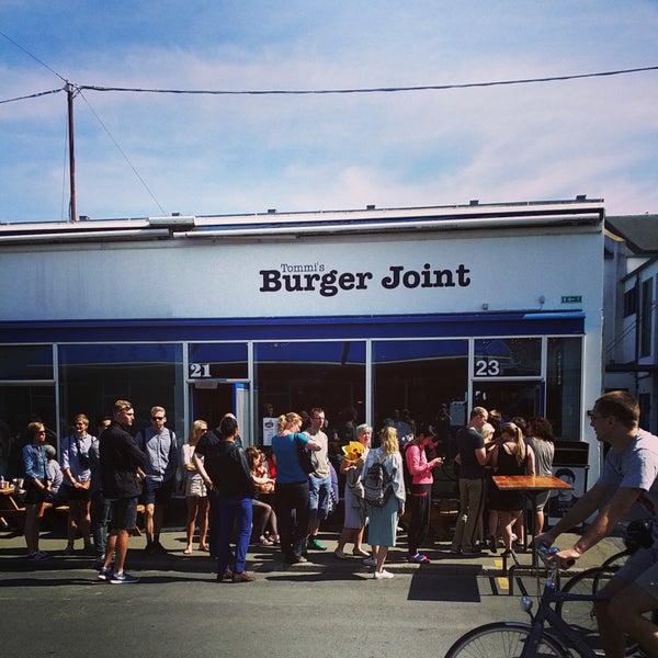 9/18/2014 tarihinde Tommi&#39;s Burger Jointziyaretçi tarafından Tommi&#39;s Burger Joint'de çekilen fotoğraf