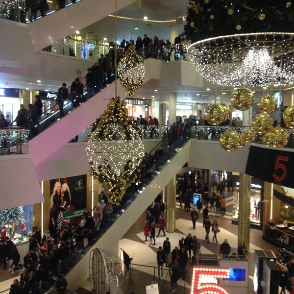 Das Foto wurde bei Galeria Shopping Mall von Юля Ш. am 12/27/2015 aufgenommen