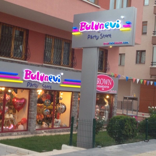 Photo taken at Balonevi Yıldız &amp; Crown by Crown Balonevi Party Store T. on 11/9/2016