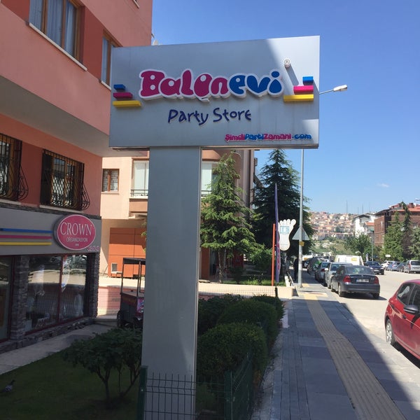 Photo taken at Balonevi Yıldız &amp; Crown by Crown Balonevi Party Store T. on 10/17/2016
