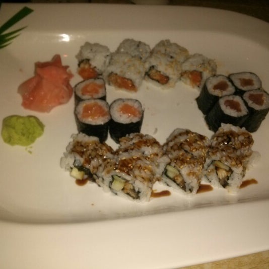 Das Foto wurde bei Tokyo Sushi von Ashley L. am 1/5/2013 aufgenommen