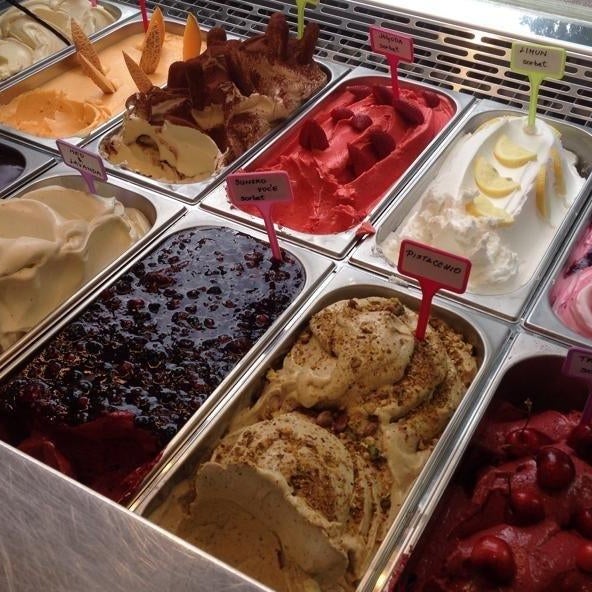 Foto diambil di Luka Ice Cream &amp; Cakes oleh Luka Ice Cream &amp; Cakes pada 6/19/2014