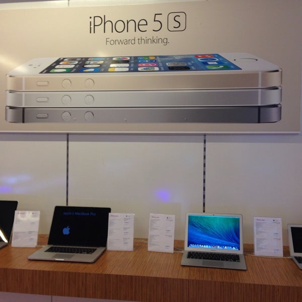 Photo taken at Baylan Apple Authorized Store by Yusuf E. on 8/3/2014