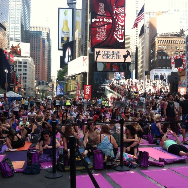 Das Foto wurde bei Solstice In Times Square von J C. am 6/21/2013 aufgenommen