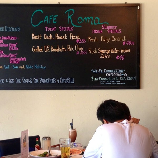 Foto tirada no(a) Cafe Roma por Jessica L. em 7/5/2013