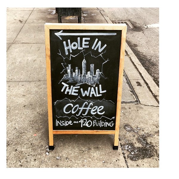 2/23/2015 tarihinde Barry D.ziyaretçi tarafından Hole in the Wall Coffee'de çekilen fotoğraf