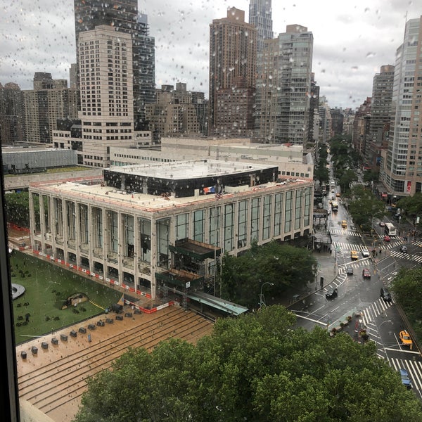 Foto scattata a The Empire Hotel Rooftop da Shannon W. il 5/29/2021