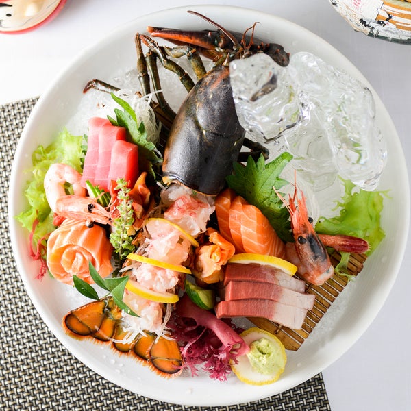 Savoury assorted sashimi + fresh lobster.เคยลองทานล็อบสเตอร์ซาชิมิกันไหมคะ เนื้อหวานมากๆ เลยค่ะ ส่วนหัวยังสามารถนำไปทำซุปมิโซะหรือข้าวต้มได้ด้วยนะคะ