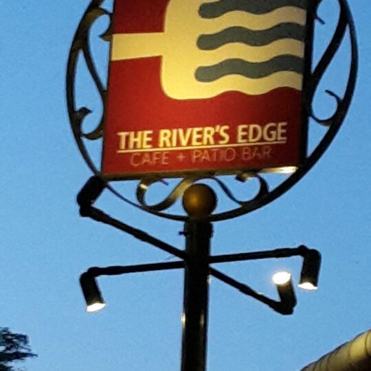 Foto diambil di The River&#39;s Edge Cafe + Patio Bar oleh José Francisco R. pada 3/28/2015