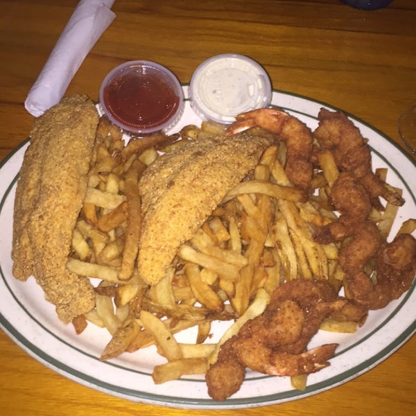 Foto scattata a Floyd&#39;s Cajun Seafood - Webster da Dorian A. il 10/30/2015