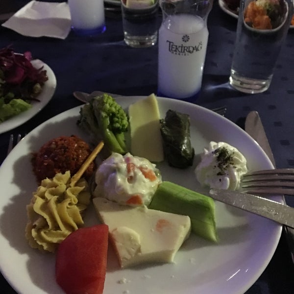 Das Foto wurde bei Boğaz Restaurant von G&amp;G💕 B. am 4/14/2017 aufgenommen