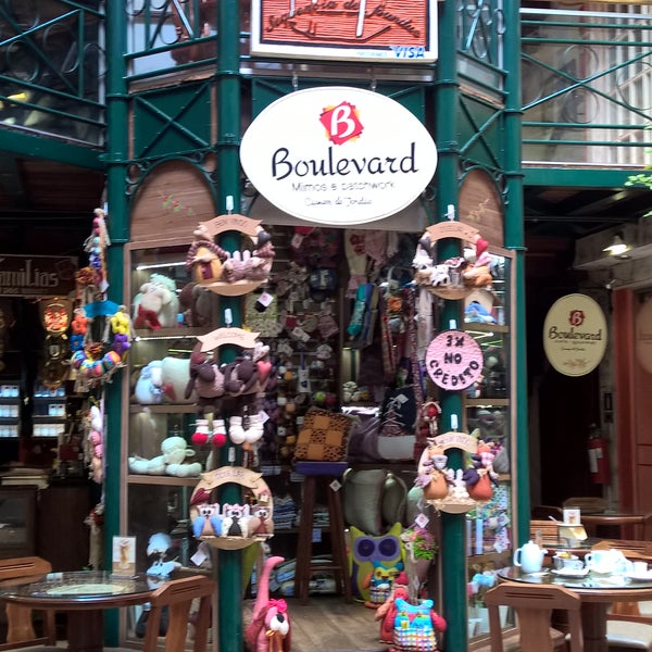 Чистопрудный бульвар лето. Чистые пруды аллея. Мимо бульвар. Чистые пруды бульвар. Бульвар мира 3 миасс.