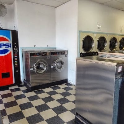 Foto tirada no(a) JJ&#39;s Laundromat por JJ&#39;s Laundromat em 6/24/2014