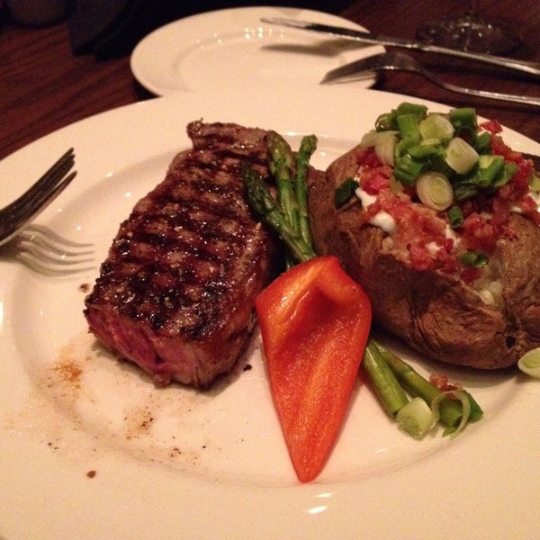 Foto diambil di The Keg Steakhouse + Bar - Morgan Creek oleh Pavel R. pada 10/29/2013
