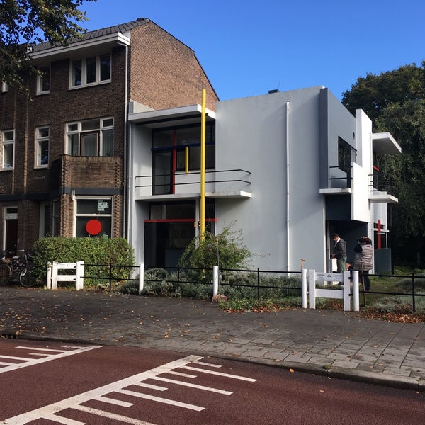 Foto diambil di Rietveld Schröderhuis oleh Louise G. pada 9/15/2017