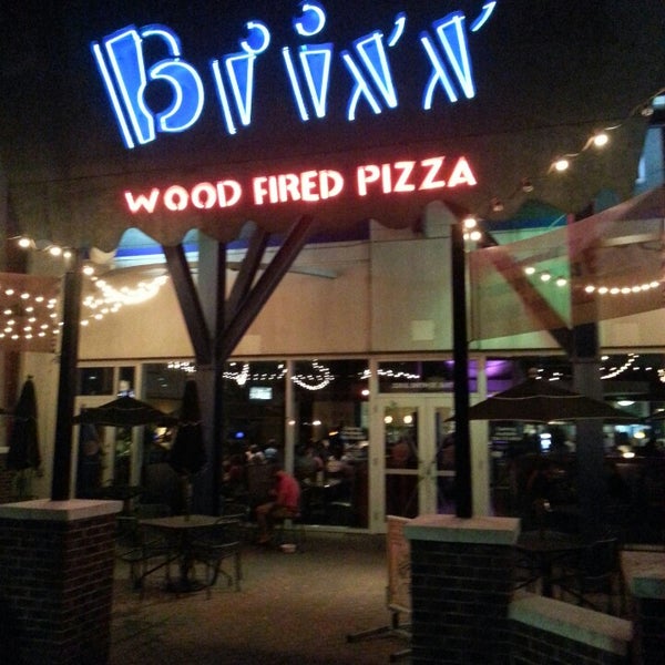 รูปภาพถ่ายที่ Brixx Wood Fired Pizza โดย Michael T. เมื่อ 10/20/2013
