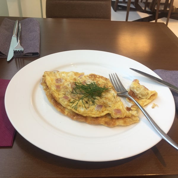 8/21/2017 tarihinde Annaneverstopziyaretçi tarafından Mercedes Café'de çekilen fotoğraf