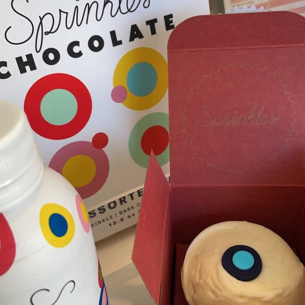 Photo taken at Sprinkles Beverly Hills Cupcakes by M T on 10/17/2022