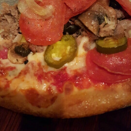 Снимок сделан в Antonio’s Flying Pizza and Italian Restaurant пользователем Melinda T. 12/13/2015