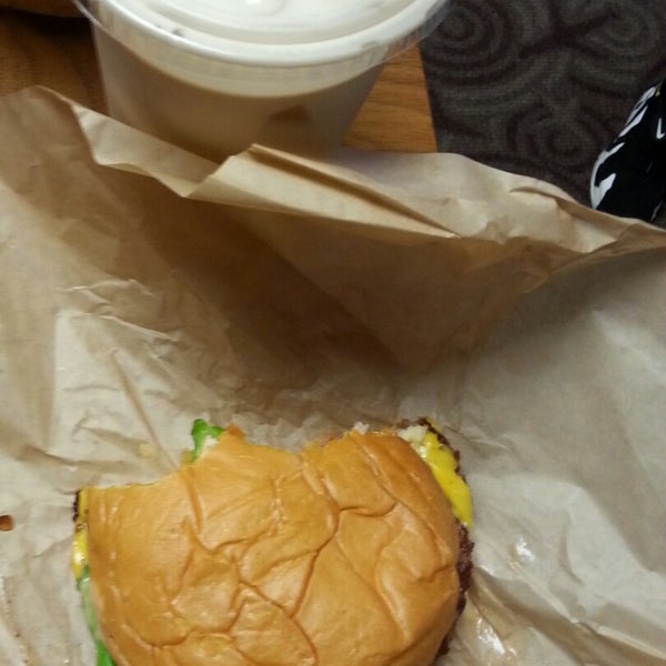 Foto diambil di Modern Burger oleh Crackerz B. pada 11/1/2014