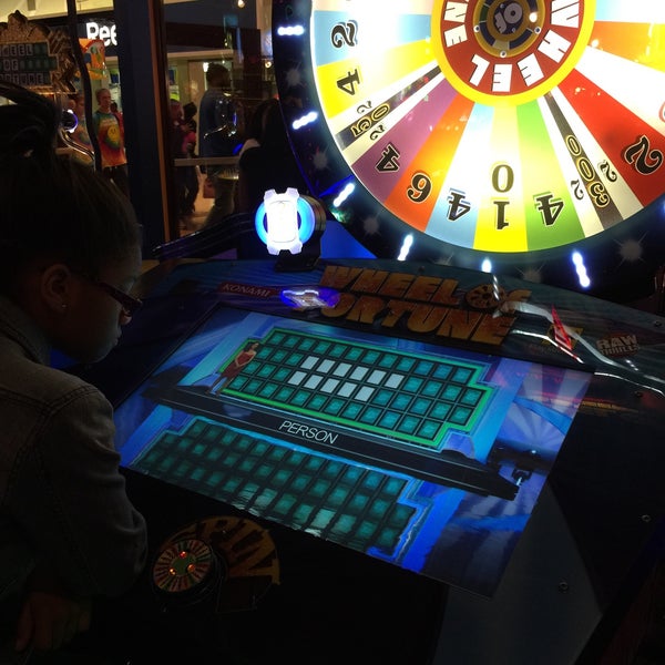 Photo taken at Dave &amp; Buster&#39;s by Dionne F. on 1/3/2015