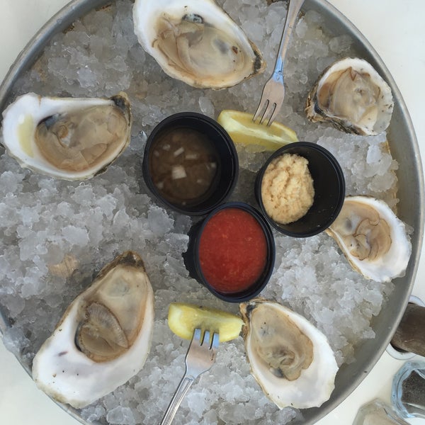 Foto tirada no(a) Mine Oyster Restaurant &amp; Raw Bar por Nina em 5/29/2015