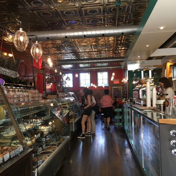 Photo taken at Sweet Lee&#39;s Boulangerie Rustique / Saint-Henri Micro-torrefacteur by Lilitherapy on 7/4/2019