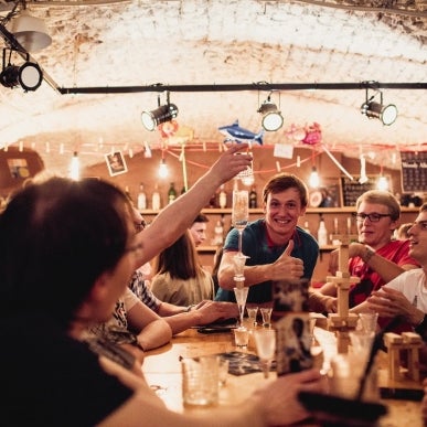 Тихий бар с алкогольным мороженым, настойками и авторскими коктейлями. В лучших  традициях хозяин стоит за стойкой сам. http://www.peterburg.ru/obzor/dovlatov-protiv-hayzenberga-spisok-barov/page/0/3