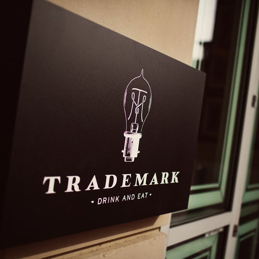 รูปภาพถ่ายที่ Trademark Drink &amp; Eat โดย Trademark Drink &amp; Eat เมื่อ 6/23/2014