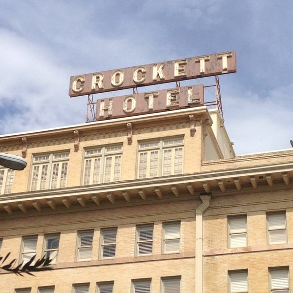 รูปภาพถ่ายที่ The Historic Crockett Hotel โดย Dennis N. เมื่อ 6/21/2014