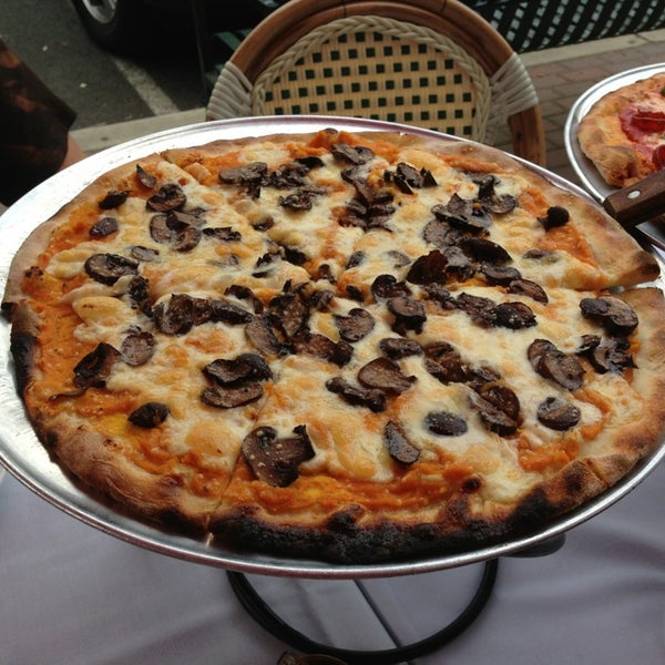 Das Foto wurde bei San Giuseppe Coal-Fired Pizza &amp; Cucina von Kristine B. am 8/31/2013 aufgenommen