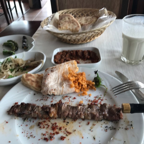 รูปภาพถ่ายที่ Derviş Sofrası Cağ Kebabı โดย Sami เมื่อ 2/27/2017