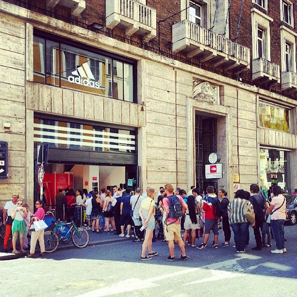 adidas via del corso domenica