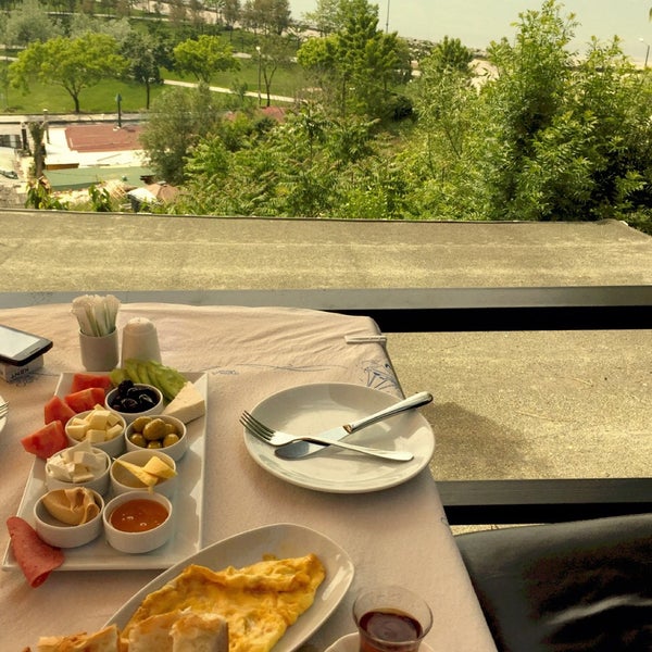 Foto scattata a Bahçeli Cafe &amp; Restaurant Avcılar da Pınar E. il 5/11/2016