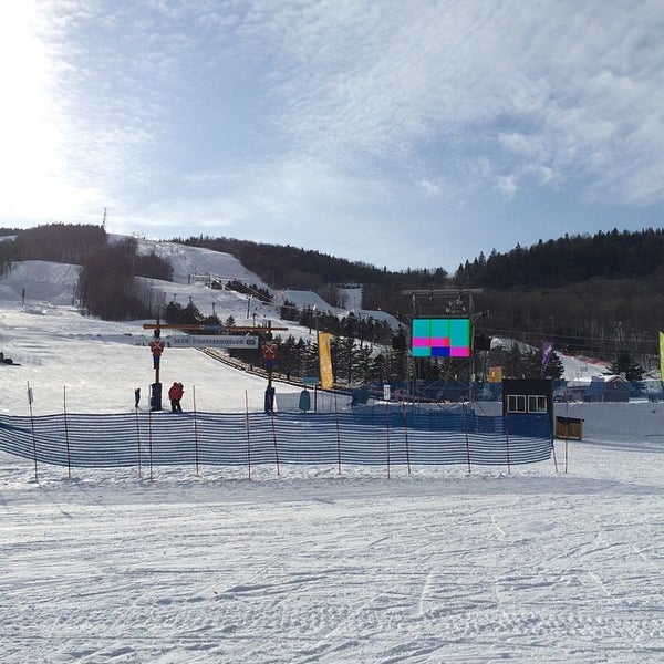 รูปภาพถ่ายที่ Centre de Ski Stoneham โดย Damien G. เมื่อ 2/18/2015