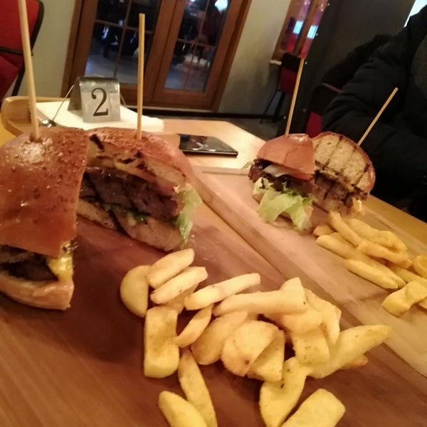 Foto tirada no(a) Burger No301 por 𝕭𝖚𝖗𝖆𝖐 𝖄ı𝖑𝖒𝖆𝖟 بوراك✏️ em 12/1/2018