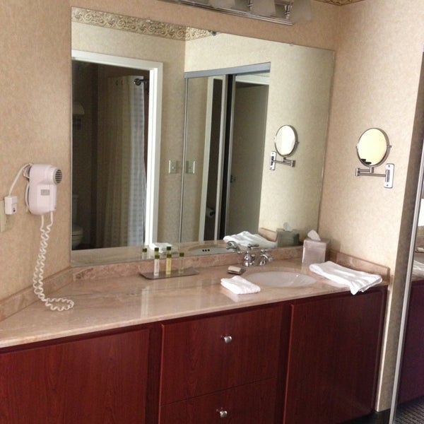 Photo taken at DoubleTree Suites by Hilton Hotel Cincinnati - Blue Ash by Santiago B. on 7/16/2013