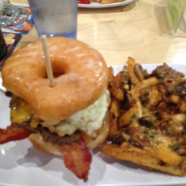 รูปภาพถ่ายที่ Crave Real Burgers โดย Jim F. เมื่อ 1/10/2013