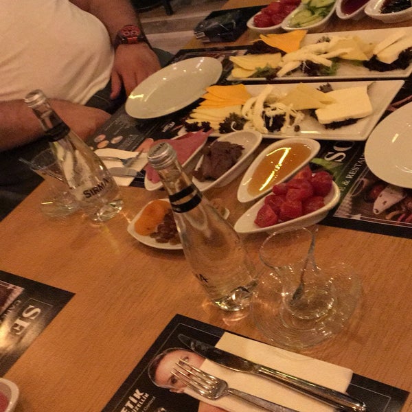 Das Foto wurde bei Senso Cafe &amp; Restaurant von Mevlüt C. am 6/9/2018 aufgenommen