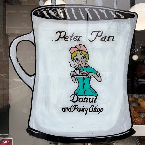 Foto diambil di Peter Pan Donut &amp; Pastry Shop oleh Pontus A. pada 1/29/2023