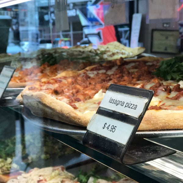 9/6/2017 tarihinde Pontus A.ziyaretçi tarafından Famous Ben&#39;s Pizza of SoHo'de çekilen fotoğraf