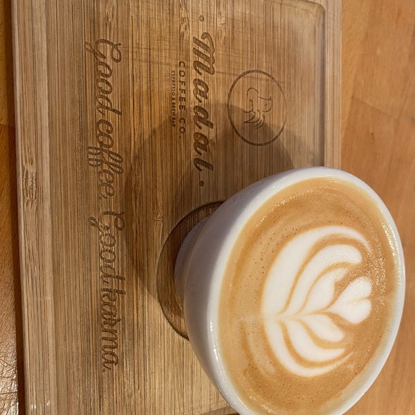 9/21/2020 tarihinde SzK Emőkeziyaretçi tarafından Madal Cafe - Espresso &amp; Brew Bar'de çekilen fotoğraf