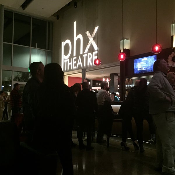 รูปภาพถ่ายที่ Phoenix Theatre โดย Rico L. เมื่อ 12/17/2015