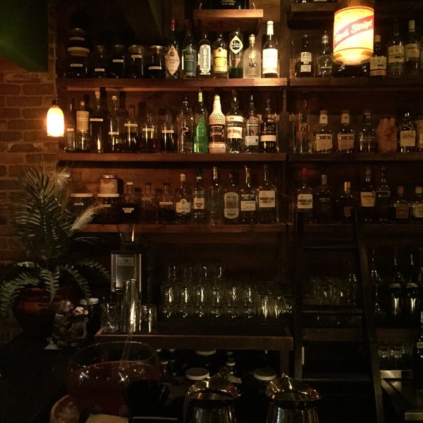 Снимок сделан в Rum Bar at The Breadfruit пользователем Rico L. 8/30/2015