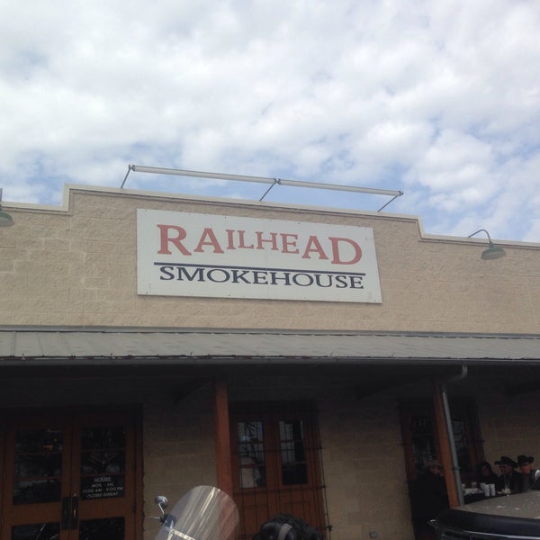 รูปภาพถ่ายที่ Railhead Smokehouse โดย Lauren เมื่อ 3/7/2015